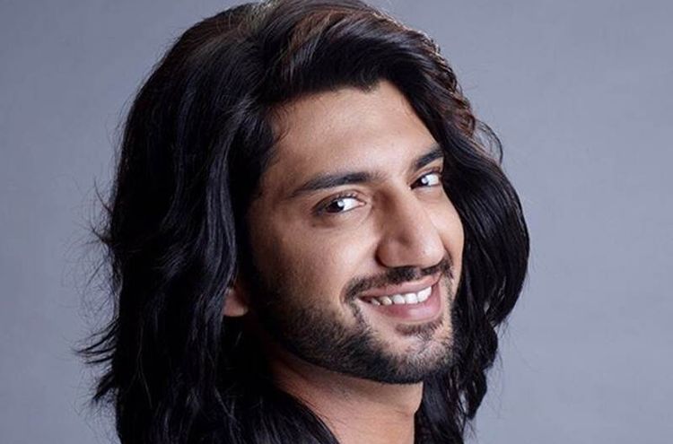 Кунал Джайсингх под контролем своих родителей