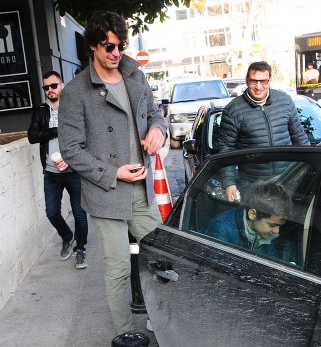 Турецкий баскетболист Ибрагим Кутлуай с сыном