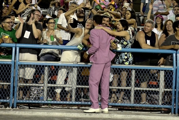 Бразильский актер Кауа Реймонд, Кауа Реймонд, Кауа Реймонд бразильский актер на параде школы самбы