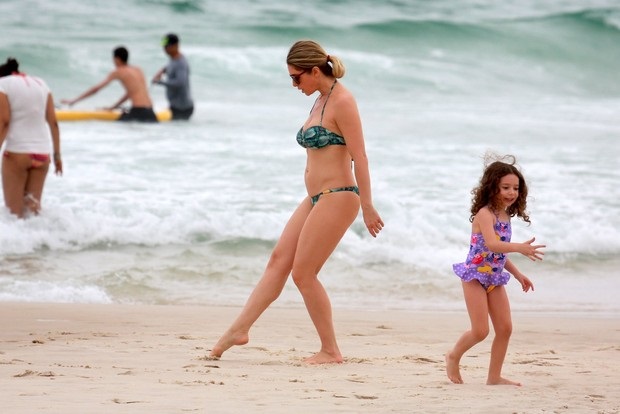 Бразильская актриса Летисия Спиллер, Летисия Спиллер, Летисия Спиллер бразильская актриса с детьми на пляже в Барра-да-Тижука