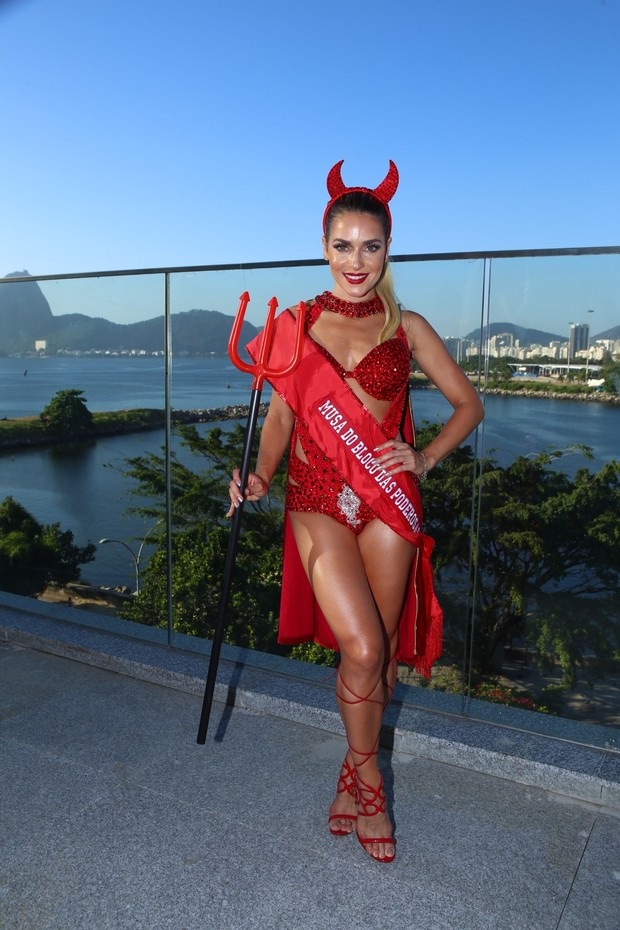 Бразильская актриса Моник Алфрадик, Моник Алфрадик, Моник Алфрадик бразильская актриса на параде чемпионов в Рио