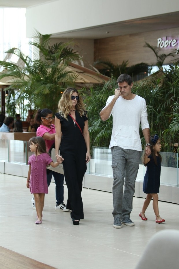 Бразильская актриса Джованна Антонелли, Джованна Антонелли, Джованна Антонелли в торговом центре с мужем и детьми