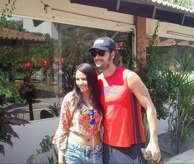 Бразильский актер Родригу Сантору, Родригу Сантору, Родригу Сантору бразильский актер с поклонниками на съемках бразильского сериала "Старик Шику"