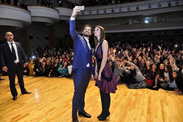 Турецкие актеры  Чагатай Улусой и Лейла Лидия Тугутлу в Баку,  Чагатай Улусой и Лейла Лидия Тугутлу в Баку,  Чагатай Улусой и Лейла Лидия Тугутлу турецкие актеры в Баку