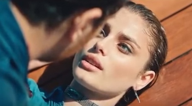 Турецкий актер Чагатай Улусой и американская модель Мари Тейлор Хилл, Чагатай Улусой и американская модель Мари Тейлор Хилл, Чагатай Улусой турецкий актер и американская модель Мари Тейлор Хилл