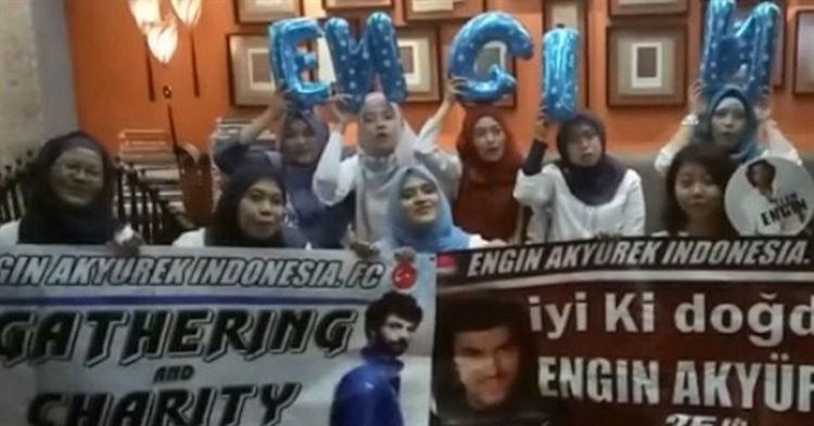 Поклонники турецкого актера Энгина Акюрек