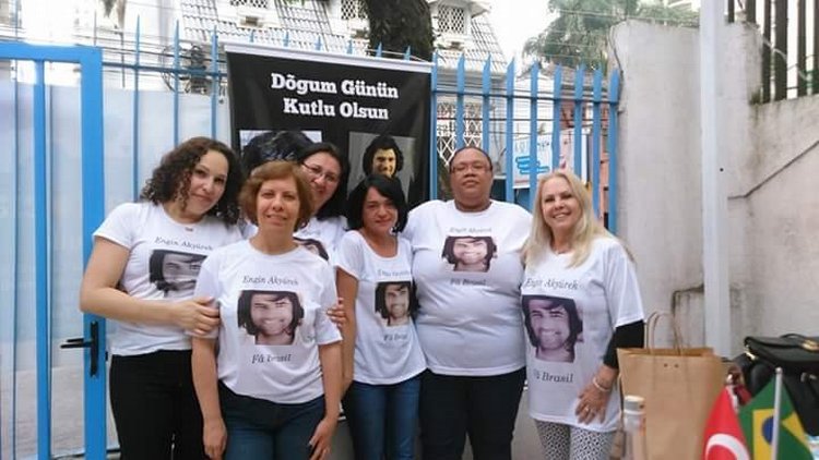 Поклонники турецкого актера Энгина Акюрек