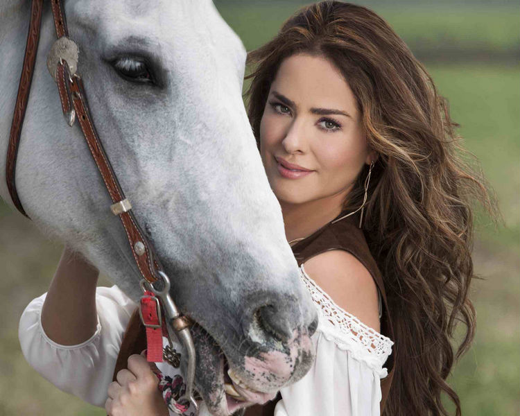 Колумбийская актриса Данна Гарсия, Амазонки